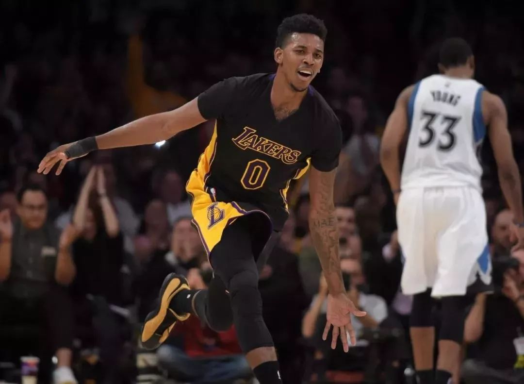 TA：阿隆索知道皇马出了什么问题，但他无力改变现状（TA：阿隆索清楚皇马症结所在，却难以扭转眼前局面）