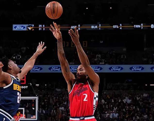 球星带球突破造成杀伤，全场欢呼（球星强突撕裂防线，引爆全场欢呼）